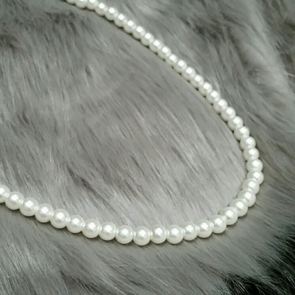 GLAMOROUS STRAND OF PEARLS - Picture 3 of 3